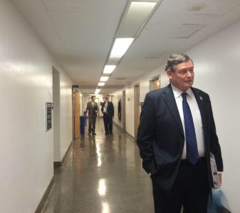El canciller de la Universidad Estatal de California, Timothy White, camina por los pasillos del capitolio estatal el 2 de marzo de 2015, el Día de la Defensa. White participó en un ayuntamiento virtual organizado por CalMatters miércoles 19 de agosto 2020, que cubrió temas incluida la seguridad de COVID-19, políticas contra el racismo, y instrucción virtuales.
