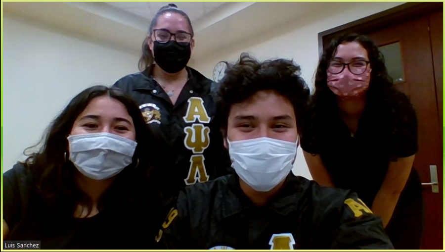 Miembros de Alpha Psi Lambda (izquierda a derecha) tesorera y Vice Presidenta External Julianna Murrieta, Miembro Asociada de Educación Savannah Gonzalez, Presidente Luis Sanchez y Vice Presidenta Internal Martha Chavez se reúnen para su junta de la fraternidad el Lunes en la noche. La junta se reúne semanalmente para hablar y planear metas y eventos para miembros de la fraternidad y otros estudiantes de Sac State.