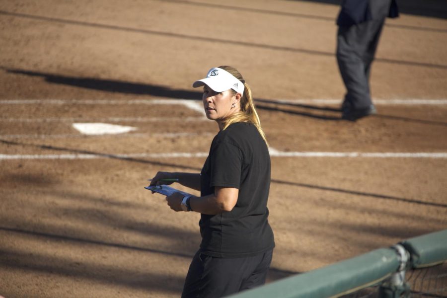 La entrenadora de softbol de Sac State, Lori Pérez, durante un partido de exhibición, el sábado 1 de octubre de 2022, en el Shea Stadium. Pérez, quien está entrando en su décima temporada como entrenadora, enfrenta acusaciones de abuso verbal y mala conducta por parte de sus ex jugadoras.