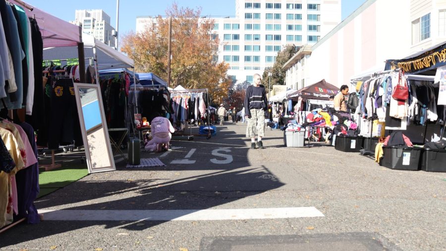 Vendedores en exposición conocida como “World's Worst Expo” en la calle I de Sacramento montando sus quioscos el domingo 20 de noviembre de 2022. La exposición cuenta con muchos negocios y empresarios locales que venden ropa, accesorios y alimentos hechos a mano.